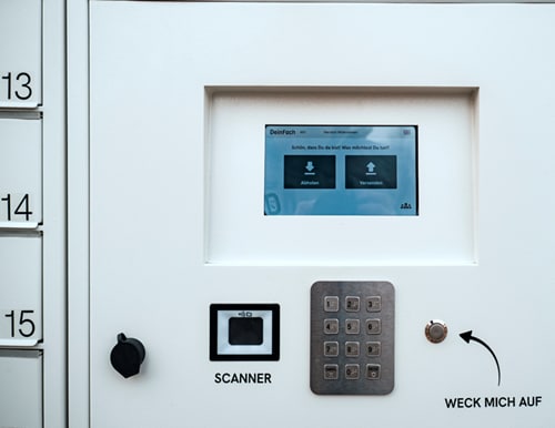 Nahaufnahme vom DeinFach Automaten. Zu erkennen sind das Display, der Scanner, das PinPad und der Wake-Up Button